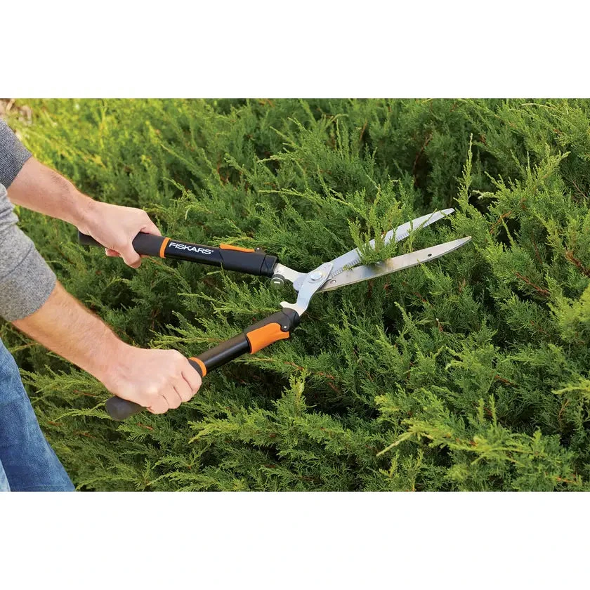 Fiskars PowerLever™ Telescopic (645mm-800mm) Hedge Shear JM1537 3 Fiskars PowerLever™ Telescopic (645mm-800mm) Hedge Shear JM1537 - Image 3